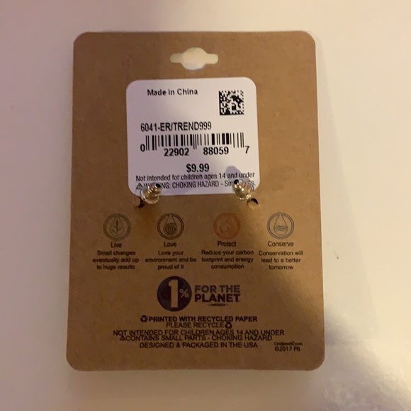 NWT American Flag Earrings - Picture 2 of 2